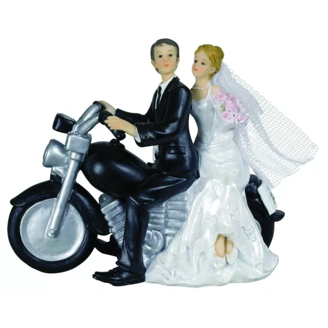 Sujet de mariage assis sur une moto